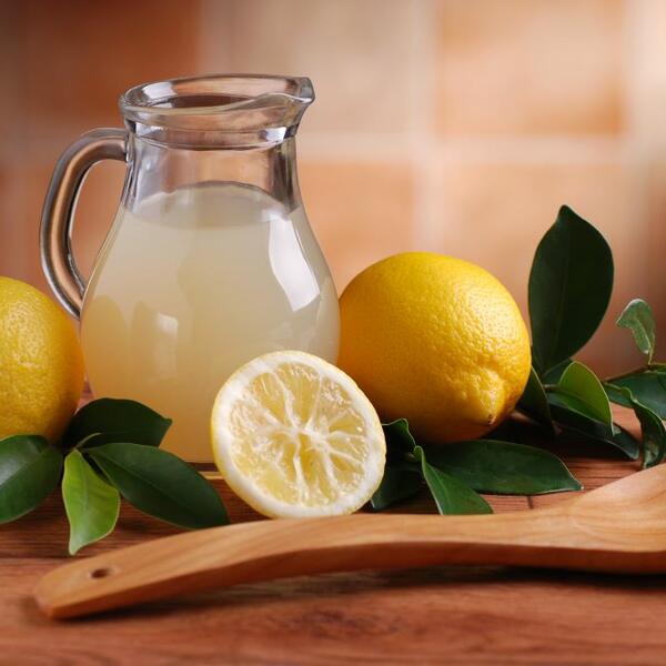 Ovo je najjeftiniji način pripreme ukusnog napitka za celu porodicu: Uživajte u soku od limuna (RECEPT)