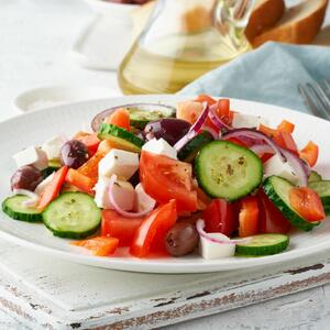 Savršen obrok bogat povrćem i vitaminima: Pripremite mediteransku salatu na lokalni grčki način (RECEPT)