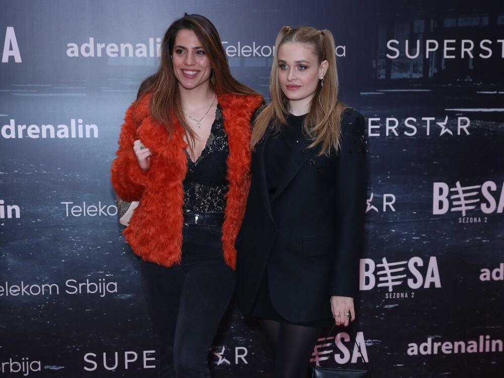 <p>Sve popularnije mlade glumice <strong>Mina Sovtić i Miona Marković </strong>zajedno su pozirale na premijeri druge sezone serije "Besa", a bile su i te kako primećene!</p>