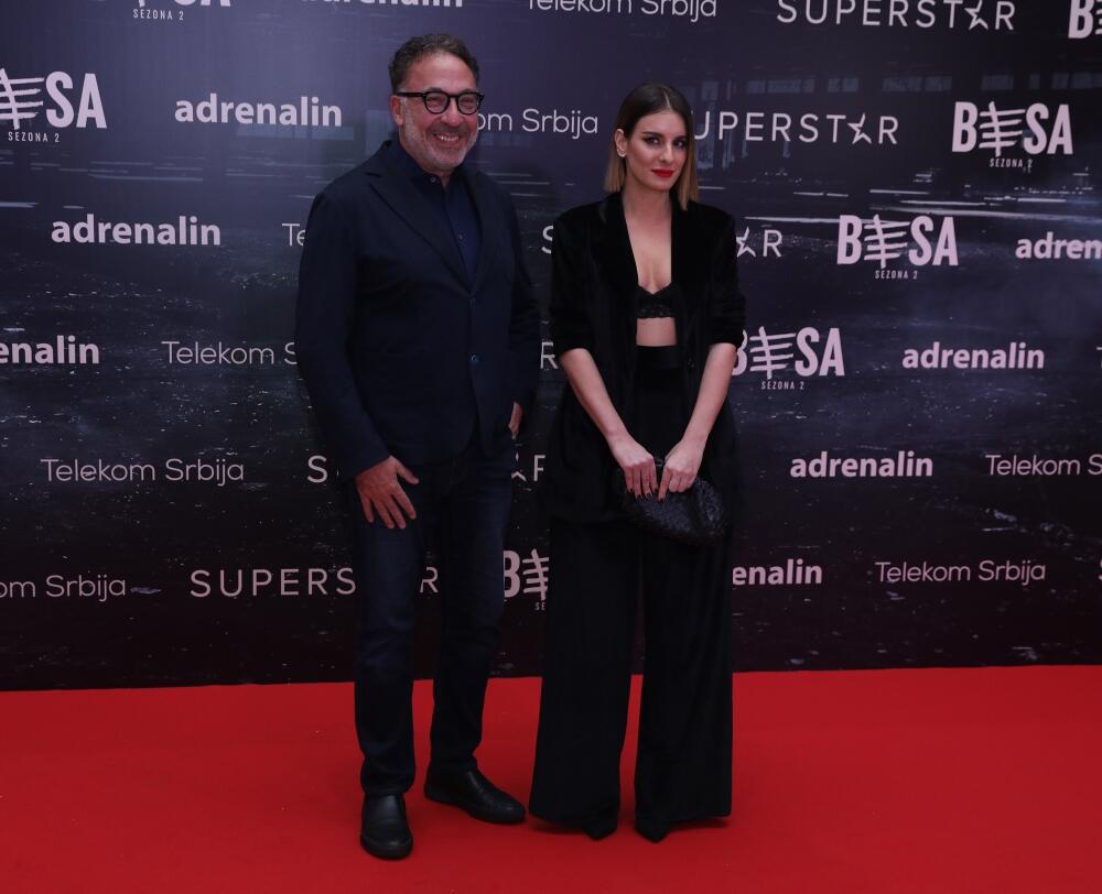<p>Glumica <strong>Hana Selimović </strong>bila je jedna od zvezda crvenog tepiha na premijeri nove sezone "Bese", a izgledom i stajlingom uspela je sve da očara</p>