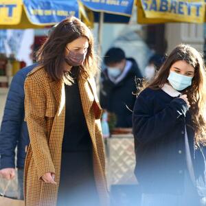 Trendi OKER kaput, vunene čarape i kožne cipele: Kejti Holms uhvaćena na ulicama Njujorka sa ćerkicom Suri (FOTO)