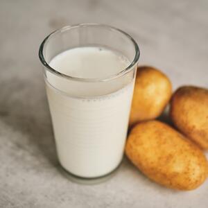 Posno, bez alergena i TAKO ZDRAVO! Kako se pravi mleko od krompira? (RECEPT)