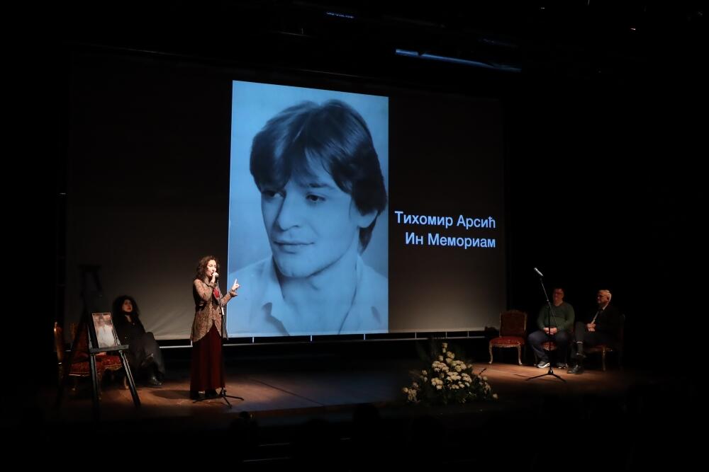 <p>Slavni glumac će zauvek biti u srcima najbližih, a Narodno pozorište u Beogradu gde je Tihomir bio prvak drame pružilo je svojevrstan omaž preminulom umetniku.</p>