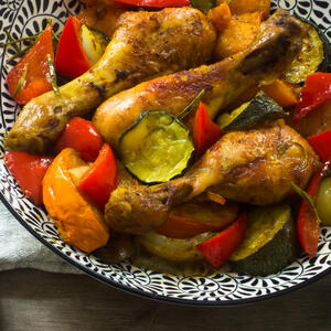 Povrće i začini daju joj čudesan ukus: Aromatična piletina po meri cele porodice (RECEPT)