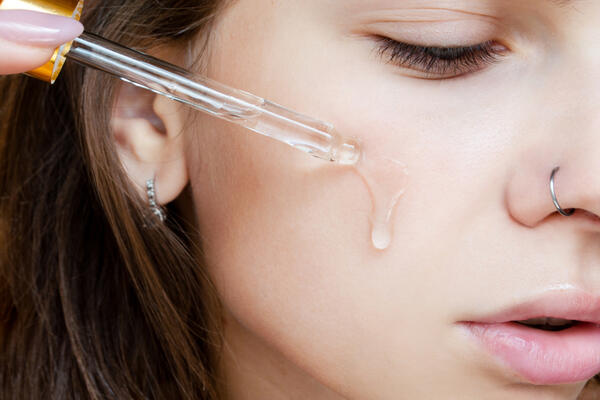 Šta sadrži najbolji serum za lice? Da bi vam nekoliko kapi zamenilo 5 koraka u nezi, potražite ove sastojke na bočici