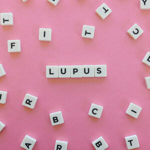 Ne dijagnostikuje se uvek lako i odmah: 10 mogućih ranih simptoma LUPUSA