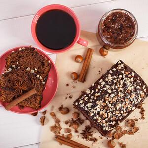 Slatkiš spreman za samo 15 minuta: Neodoljivi KOLAČ sa crnom čokoladom, lešnik buterom, džemom od šljiva i cimetom
