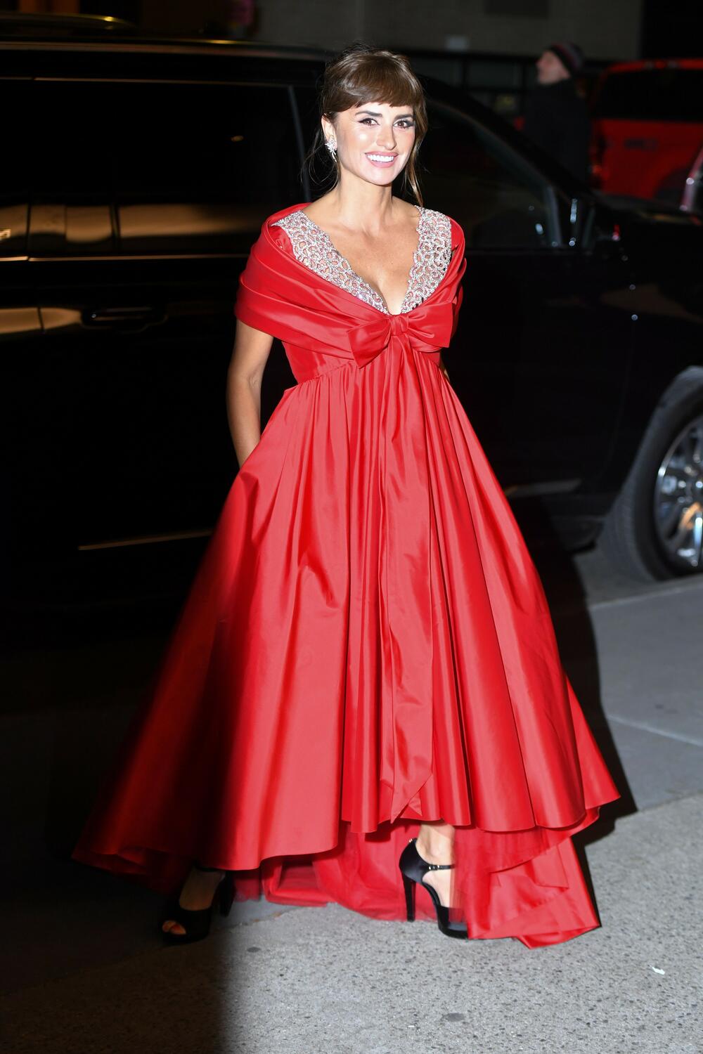 <p>Španska glumica Penelope Kruz sinoć je u njujorškom Muzeju moderne umetnosti (MoMA) doživela nešto o čemu nije mogla ni da sanja na početku karijere: organizovana je svečanost u slavu njene bogate karijere. Ona je prisustvovala događaju okružena svojim poznatim prijateljicama i još jednom pokazala zašto joj nema ravne.</p>