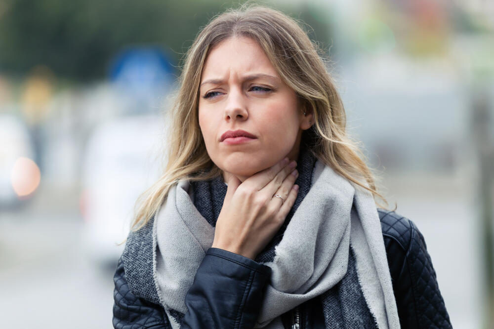oštar bol u grlu često je prvi znak angine