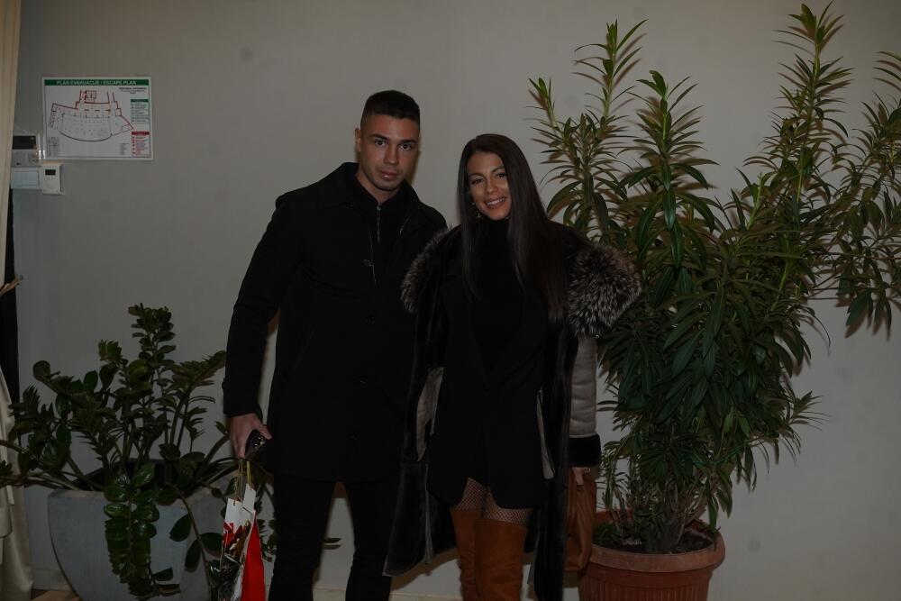<p>Pevačica Katarina Grujić donela je pre dva dana na svet ćerku Katju, a njen suprug Marko Gobeljić, fudbaler Crvene zvezde, priredio je tim povodom proslavu koja je okupila estradu i fudbalere</p>
