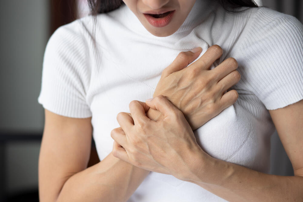 Prvi znakovi srčanog udara često podrazumevaju bol ili osećaj nelagode u grudima