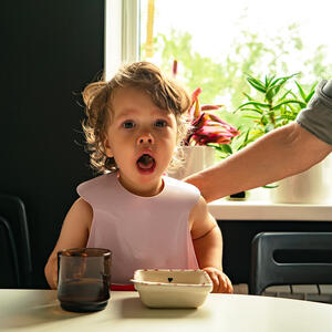 Potez koji MORATE znati: Evo šta treba da uradite ako dete počne da se guši komadićima hrane