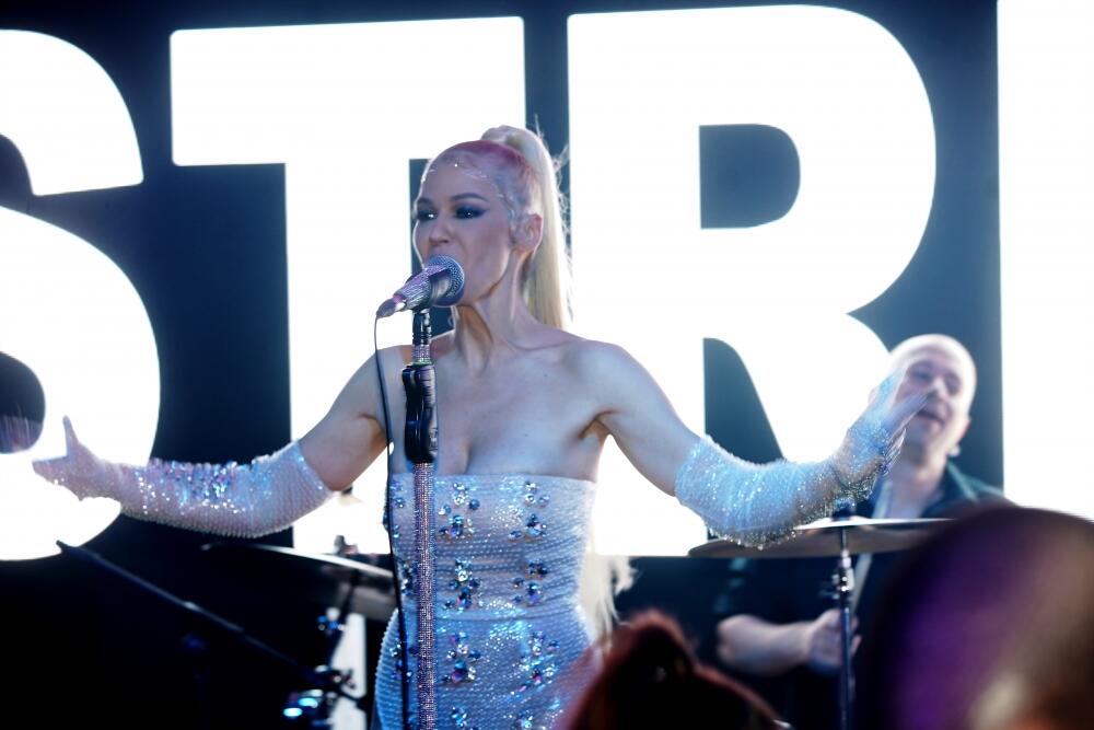 <p>Pevačica je ponela kombinaciju kojom je odgovorila na temu novogodišnje noći i time oduševila sve goste. </p>