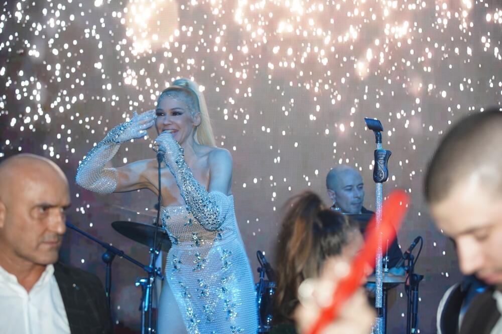 <p>Pevačica je ponela kombinaciju kojom je odgovorila na temu novogodišnje noći i time oduševila sve goste. </p>