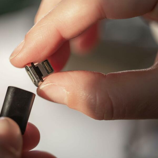 OVAJ USB KABL ĆETE SIGURNO OBOŽAVATI: Magnetna konekcija i brzo punjenje!