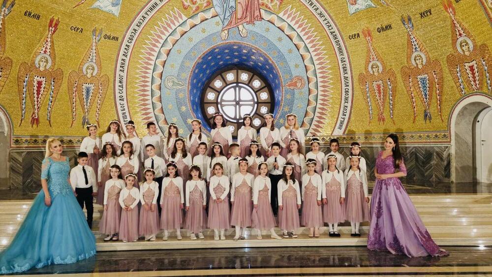 <p>Sestre Gobović i dečiji hor „Slavujčići“ nastupili su na svečanoj Božićnoj akademiji u hramu Svetog Save</p>