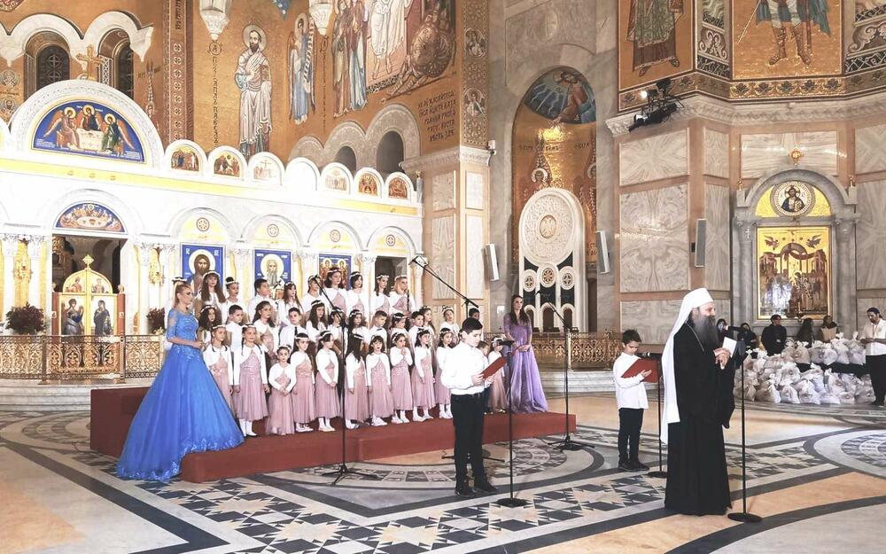 <p>Sestre Gobović i dečiji hor „Slavujčići“ nastupili su na svečanoj Božićnoj akademiji u hramu Svetog Save</p>