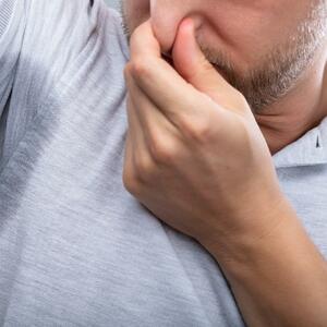 Pobedite prekomerno znojenje: Ovo će vam pomoći da rešite neprijatnog mirisa!