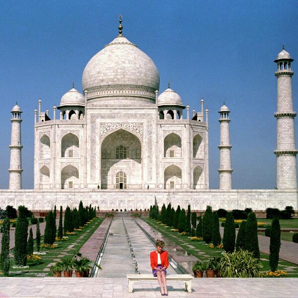 Čarls je želeo da tu dovede voljenu ženu, ali... Tužna istina o veličanstvenoj fotografiji ledi Dajane pred Tadž Mahalom