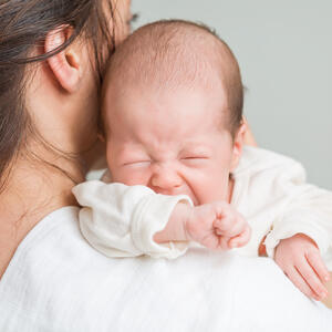 Čajevi, njihalice ili...? Koje su najbolje prirodne metode za ublažavanje grčeva kod novorođenčadi