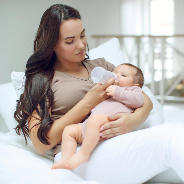 Mnoge mame se bore s istim problemima: Važni znaci upozorenja da dojenje bebe ne protiče kako treba
