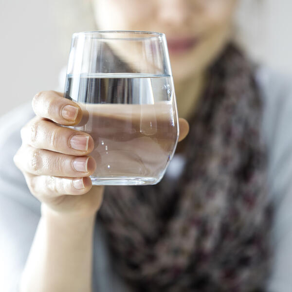 Čaša vode na prazan stomak — dobra ili katastrofalna ideja? 10 stvari koje će se desiti u telu ako ovako započnete dan