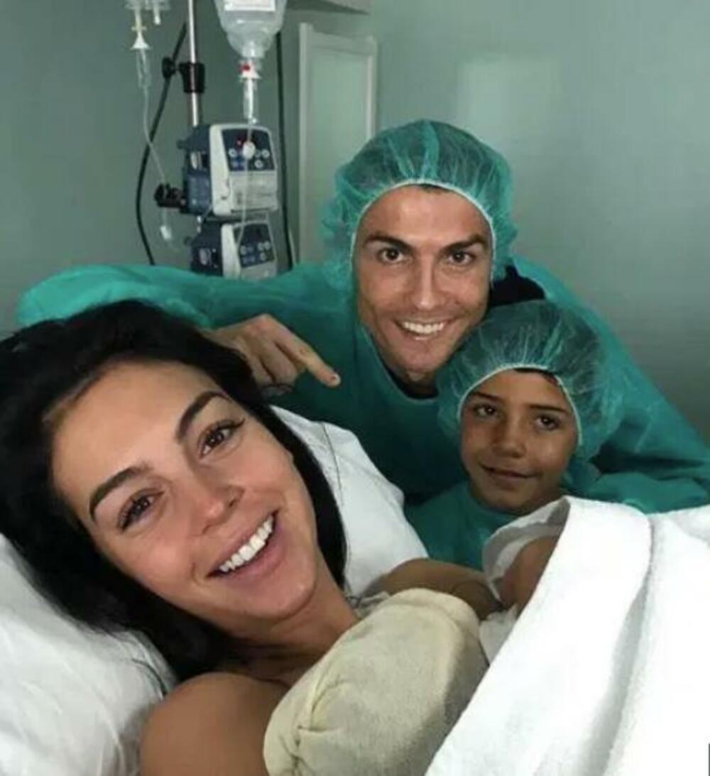 Fudbaler Kristijano Ronaldo posle porođaja verenice Georgine Rodrigez