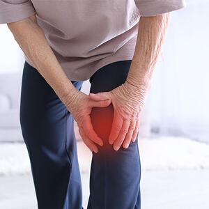 BOLNE NOGE: Osećaj težine i tegobe u kolenima možete ublažiti na ultralak način – EVO KAKO!