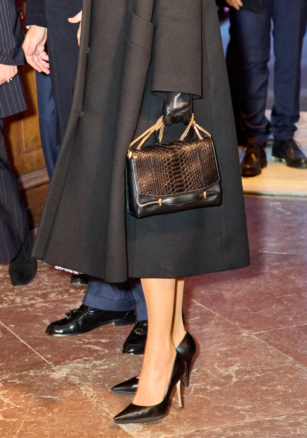 <p>Španska kraljica Leticija briljira u poslovnom stilu, a nakon niza kombinacija s pantalonama pre nekoliko dana je pokazala romantičnu haljinicu koja može da se nosi i u formalnim situacijama i u ležernijim prilikama</p>
