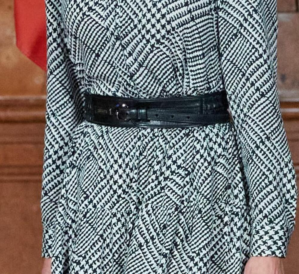 <p>Španska kraljica Leticija briljira u poslovnom stilu, a nakon niza kombinacija s pantalonama pre nekoliko dana je pokazala romantičnu haljinicu koja može da se nosi i u formalnim situacijama i u ležernijim prilikama</p>