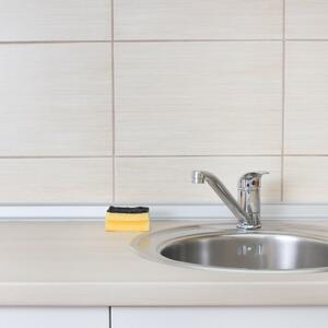 Rešite se nečistoća uz pomoć stvari koje već imate u kuhinji: 2 trika za efikasno čišćenje sudopere