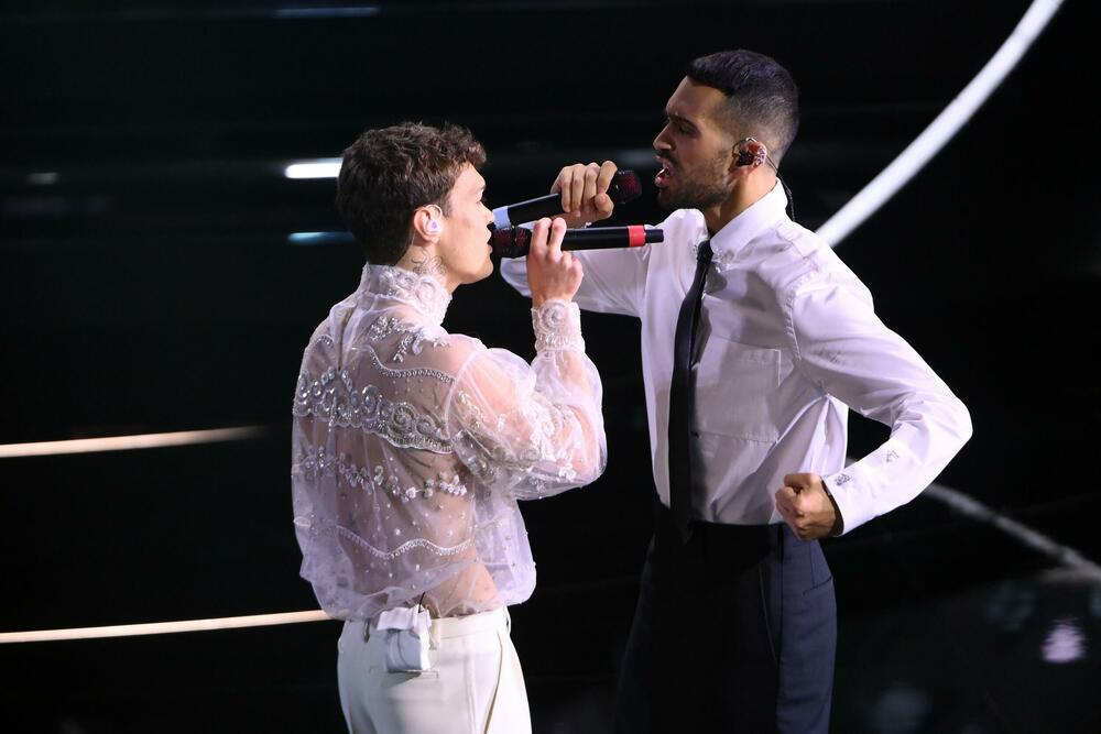 <p>Nakon što je predstavljao Italiju na Evroviziji s pesmom <em>Soldi</em> 2019. godine, <strong>Mahmud </strong>se ove godine vratio s pojačanjem u vidu repera <strong>Blanka</strong>, a mnogi veruju da je njihova pesma o homoseksualnoj vezi</p>