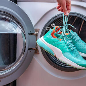 Ako ste umorni od ručnog čišćenja — imamo rešenje: 6 saveta za sigurno pranje patika u mašini