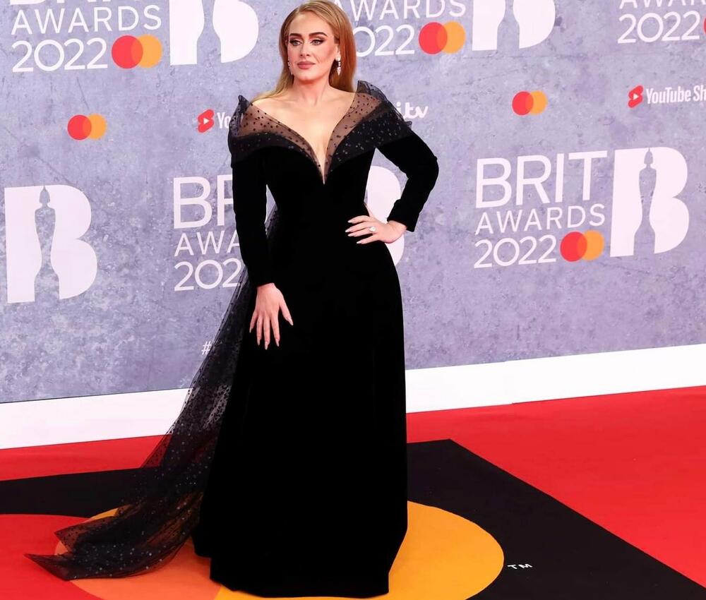 <p>Popularna britanska pevačica Adel bila je glavna zvezda večeri na dodeli Brit nagrada, gde osvojila i priznanje za album godine. Međutim, danas mediji najviše pišu komadu nakita koji je ova muzička senzacija nosila...</p>