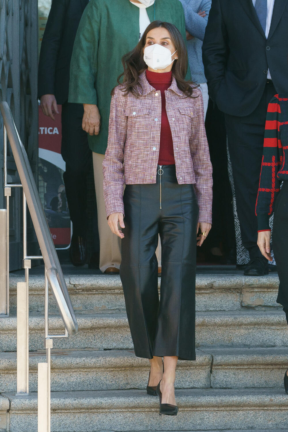 <p>Supruga španskog kralja Felipea iz dana u dan ređa sasvim različite odevne kombinacije i svaki put iznenadi i oduševi svojim izborima, a sada je napravila izuzetak i za kratko vreme obukla dva slična modela pantalona. Razlog — jednostavno su nestvarne!</p>