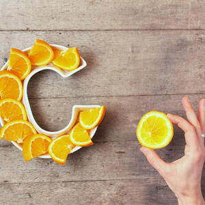 Povezan je i s gomilanjem sala na stomaku: 14 simptoma manjka vitamina C u organizmu