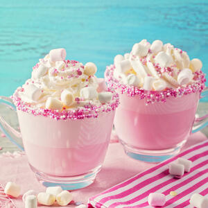Romantično iznenađenje za Dan zaljubljenih: Roze topla čokolada koja se pravi za nekoliko minuta (RECEPT)