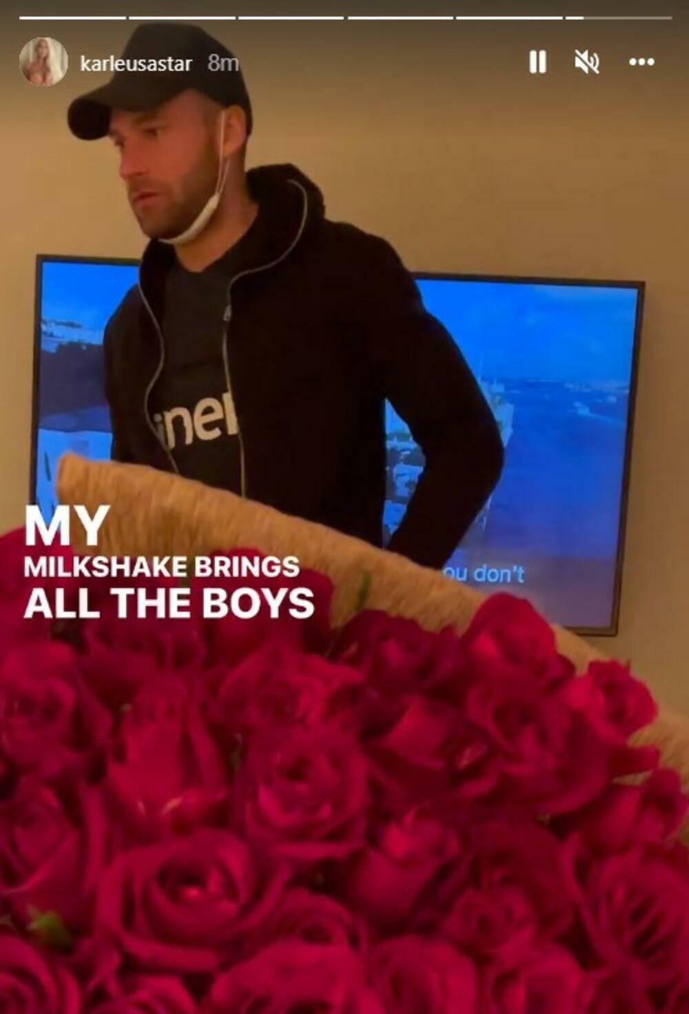 <p>Na društvenim mrežama pevačica je podelila snimak gde joj ponovo dostavljači iznose cveće, a onda je sve iznenadila jednom fotografijom i svima stavila do znanja u kakvim je odnosima sa suprugom. </p>