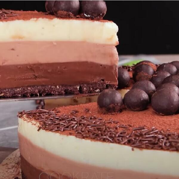 Izgleda kao iz najbolje poslastičarnice, a sprema se NAJLAKŠE moguće: Čokoladna torta s 3 kremasta fila — bez pečenja