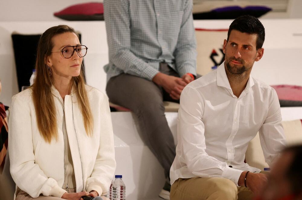 <p><strong>Novak Đoković</strong> trenutno je u Parizu kako bi igrao na Rolan Garosu, a pošto je najbolji teniser uvek centru pažnje, novinari su ga osim o sportu, ispitivali i o privatnom životu.</p>