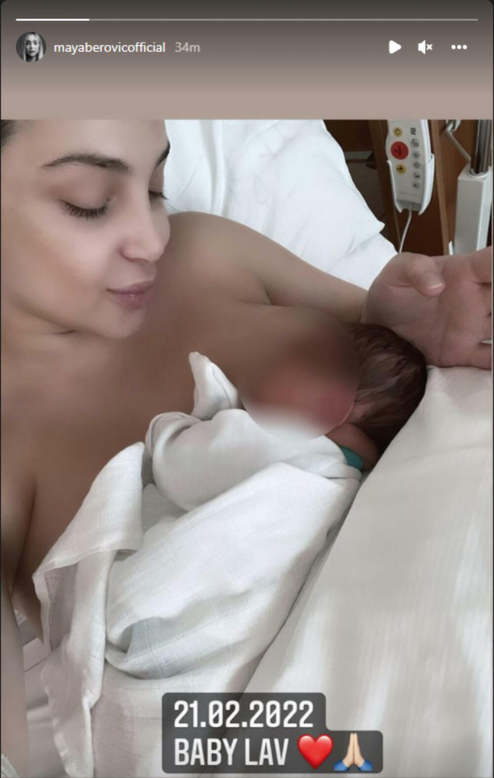 <p>Par dana nakon što se pevačica <strong>Maja Berović </strong>porodila, pevačica je podelila na <em>Instagramu </em>najnežniji prizor iz porodilišta sa svojim dečakom.</p>