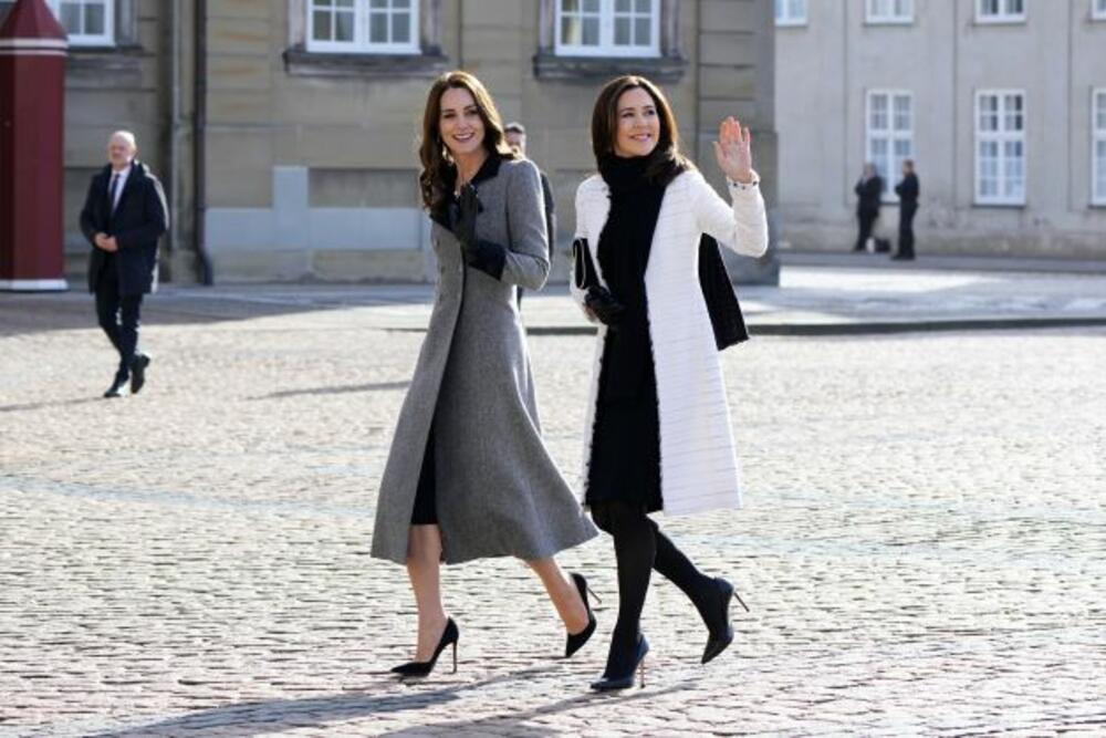 <p>Za jedan poseban susret u Kopehagenu Kejt Midlton je birala klasičnu eleganciju, ali našla je sebi ravnu — dansku princezu!</p>