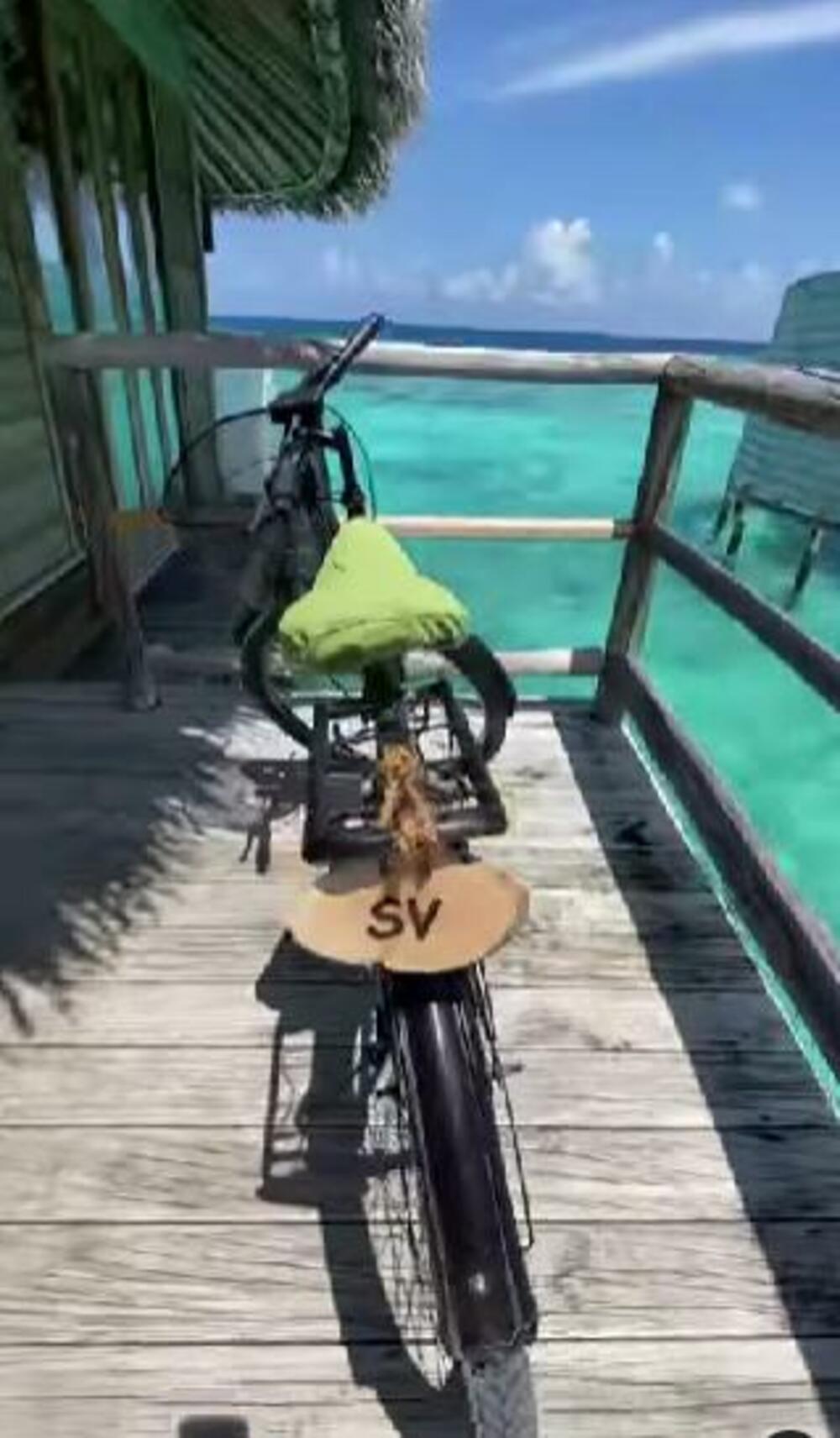 <p>Odmor iz bajke, lepo vreme, kupanje... Severina se pohvalila na <em>Instagramu </em>svojim boravkom na Maldivima i jedno je sigurno — uživa kao nikad!</p>