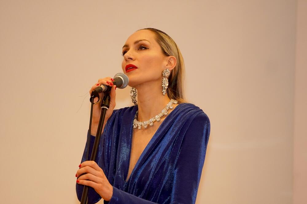 <p>Proslavljena glumica sinoć je pevala na jednoj svečanosti u Beogradu, a tom prilikom je još jednom pokazala zbog čega spada u poznate devojke koje se najbolje snalaze u elegantnom stilu</p>