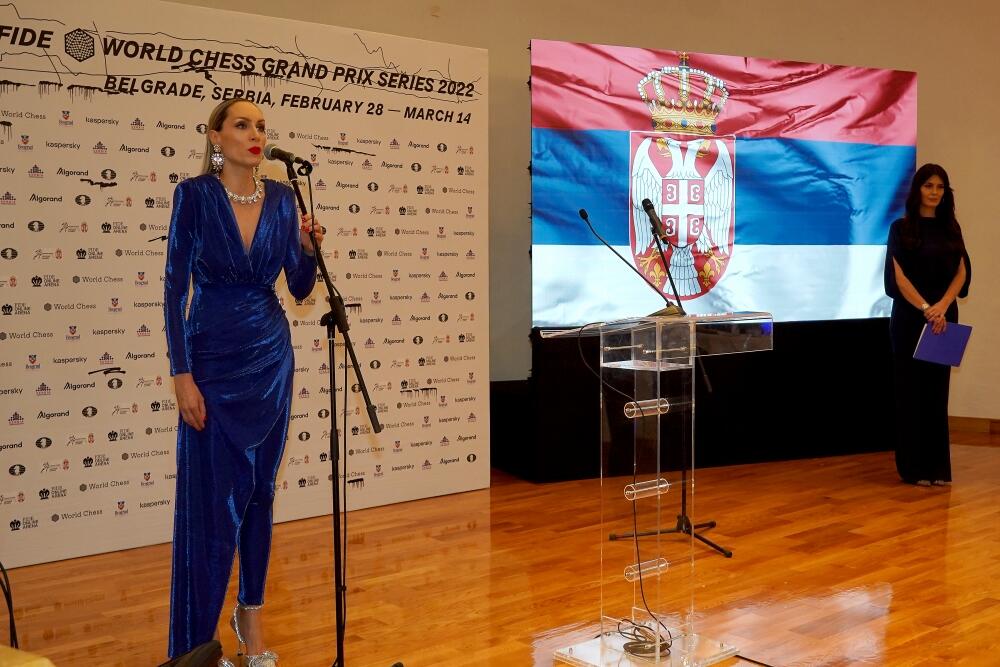 <p>Glumica Jelena Gavrilović očarala je Beograd efektnom kombinacijom.</p>