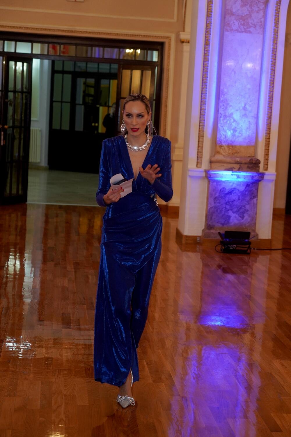 <p>Proslavljena glumica sinoć je pevala na jednoj svečanosti u Beogradu, a tom prilikom je još jednom pokazala zbog čega spada u poznate devojke koje se najbolje snalaze u elegantnom stilu</p>