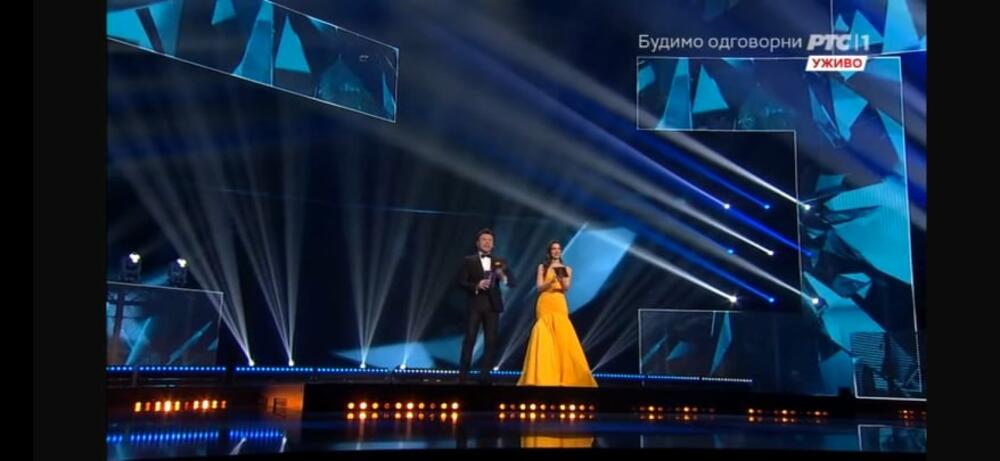 <p>Voditeljka <strong>Dragana Kosjerina </strong>s kolegom <strong>Jovanom Radomirom </strong>otvorila je prvo polufinale festivala Pesma za Evroviziju u haljini koja odiše elegancijom</p>