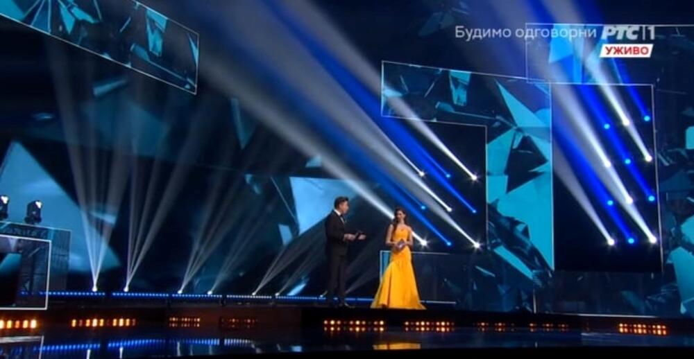 <p>Voditeljka <strong>Dragana Kosjerina </strong>s kolegom <strong>Jovanom Radomirom </strong>otvorila je prvo polufinale festivala Pesma za Evroviziju u haljini koja odiše elegancijom</p>
