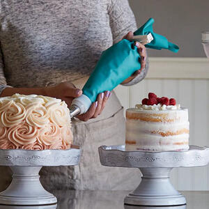 Ukrasite slatkiše kao PROFESIONALAC: Komplet za dekoraciju torti i kolača sa 26 nastavaka!