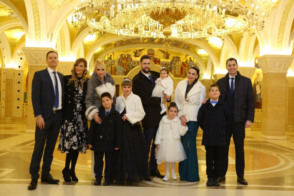 <p>Porodice sestara Gobović ovog vikenda imale su dvostruki razlog za slavlje – najmlađa ćerka Marije Gobović, Sara, napunila je godinu dana, a na rođendan je i krštena u Hramu Svetog Save.</p>